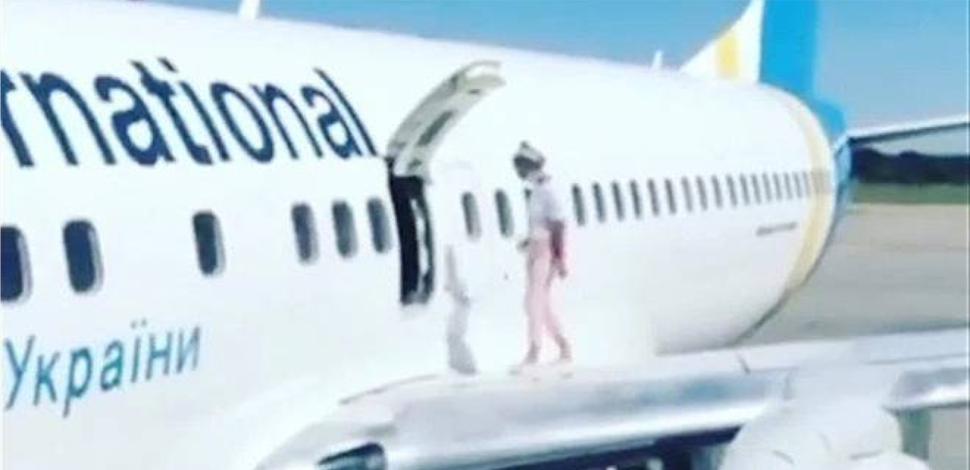 pasażerka otworzyła drzwi ewakuacyjne samolotu