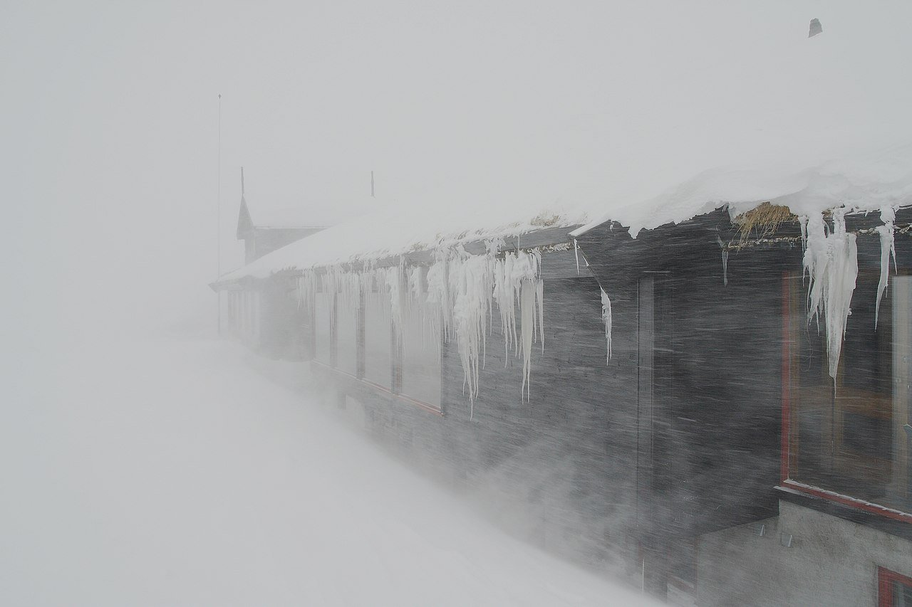 Zimowa zawieja śnieżna w rejonie Hardanger w Norwegii. źródło: Wikipedia