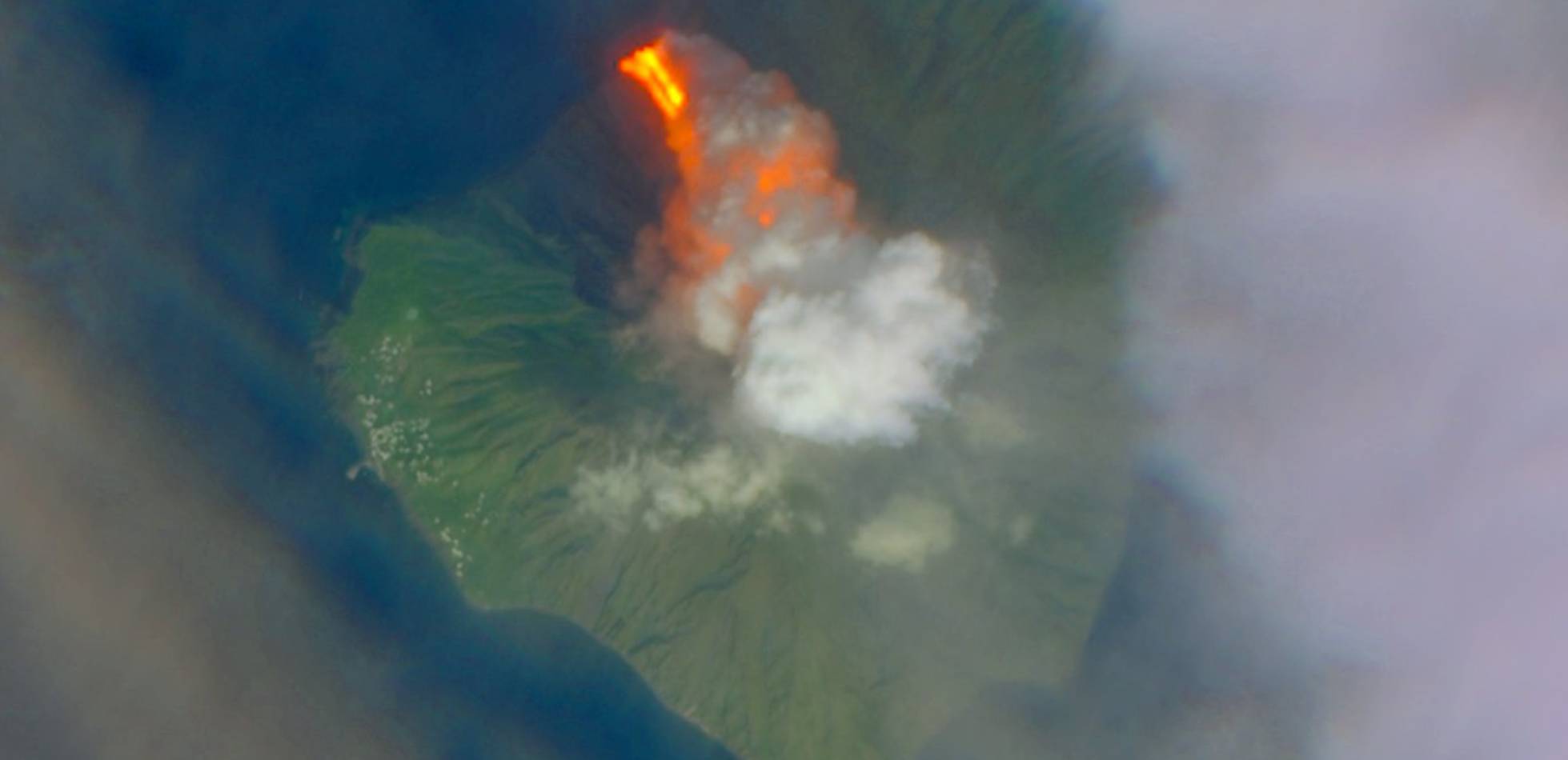 Erupcja wulkanu Stromboli. Lawa spływa do wody